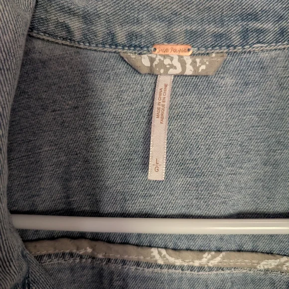 Free People Collared Jean Denim Jacket - size large - NWOT - Picture 3 of 4